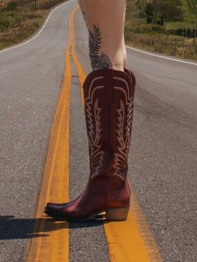 REDTOP THE LAUREY
CRIMSON EMBROIDERED COWGIRL BOOTS WITH CLASSIC WESTERN FLAIR